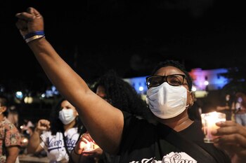 Ciudadanos nicaragüenses encienden velas durante