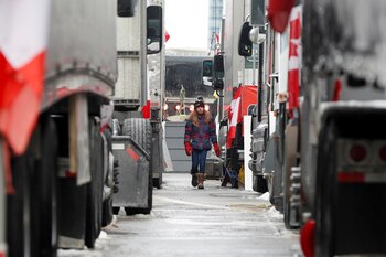 Los manifestantes bloquean con camiones