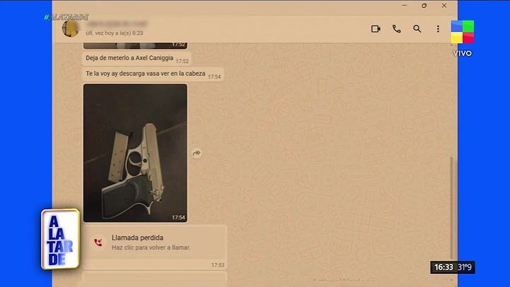 El remitente anónimo adjuntó la imagen de un hombre empuñando dos armas