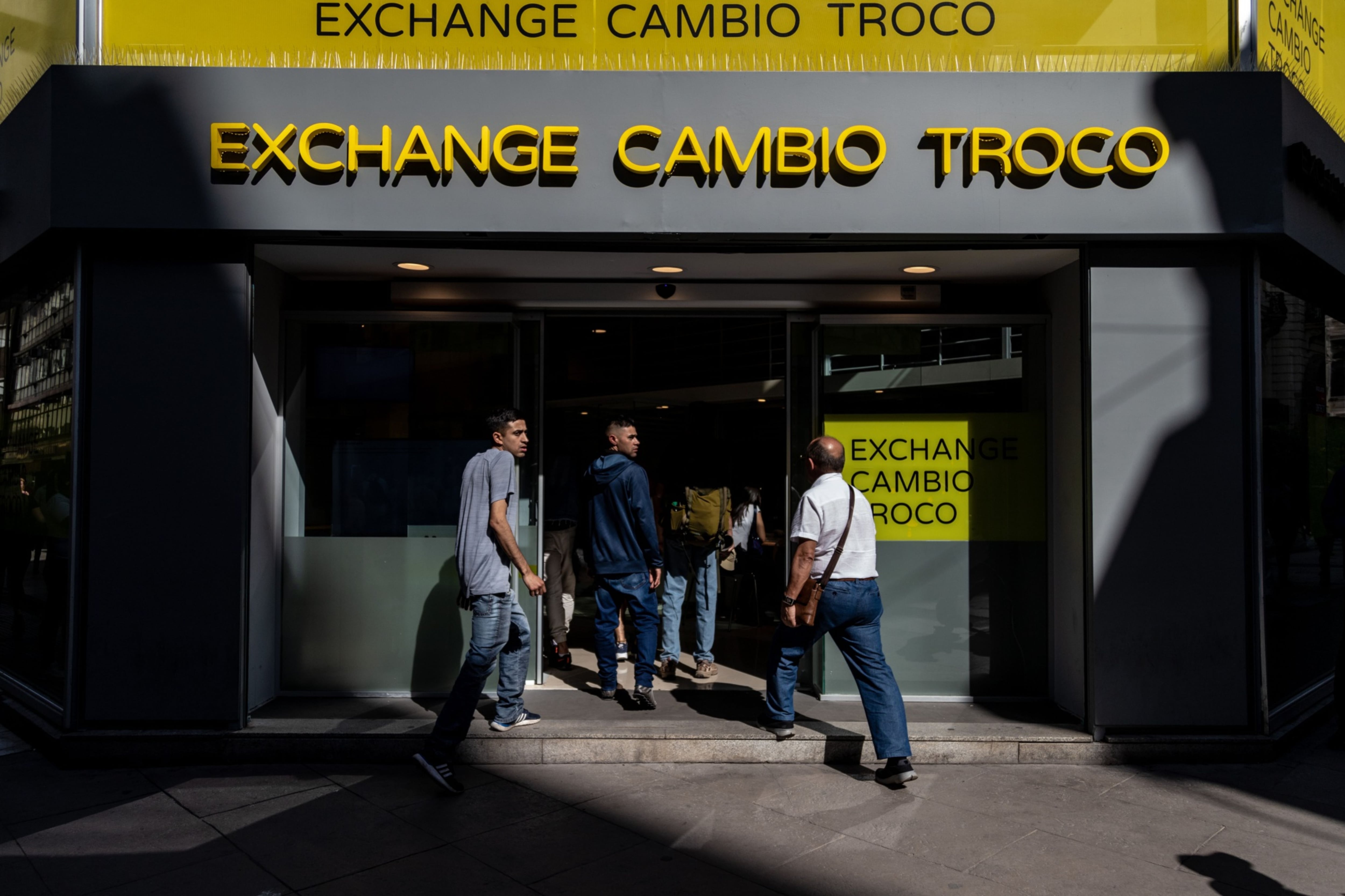 El tipo de cambio oficial subió a 1.560 pesos en una rueda donde el Banco Central evitó la intervención. (Bloomberg)