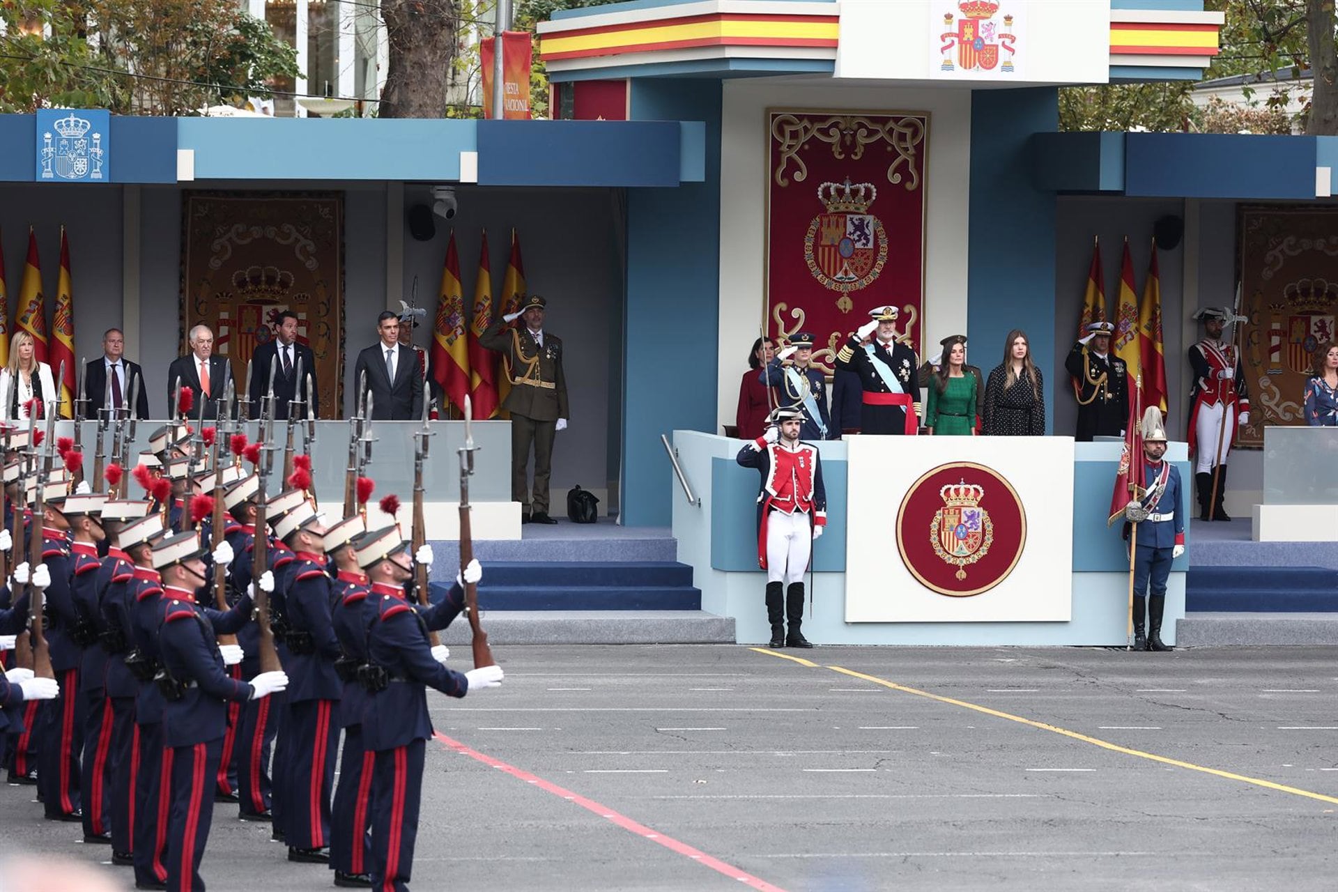 Miles de personas arropan a las Fuerzas Armadas en un desfile del 12 de Octubre con menos aviones y sin incidentes. (Europa Press)