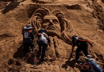 Artistas trabajan en una escultura