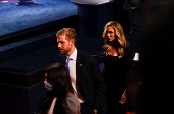 Eric Trump y su esposa,