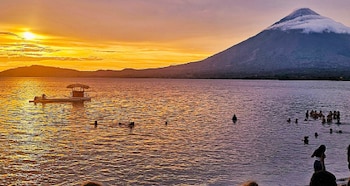 Playa Mangos, Isla de Ometepe: Vista de la costa oeste de la isla en Nicaragua, un destino que destaca por sus aguas mansas de agua dulce y la imponente silueta de sus volcanes (Cortesía: Tripadvisor).