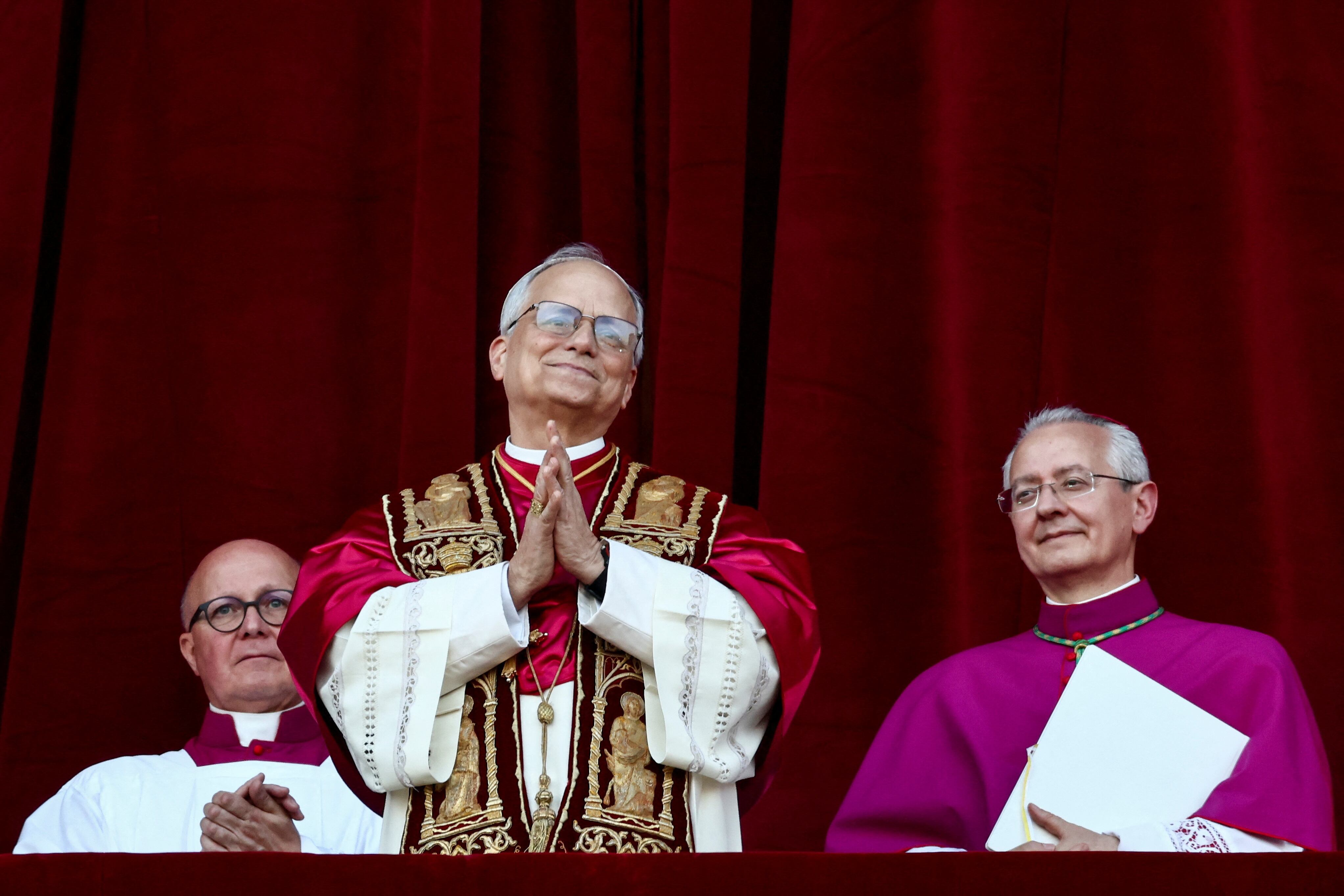 El recién elegido Papa León XIV, el cardenal Robert Prevost de los Estados Unidos, aparece en el balcón de la Basílica de San Pedro, en el Vaticano, el 8 de mayo de 2025