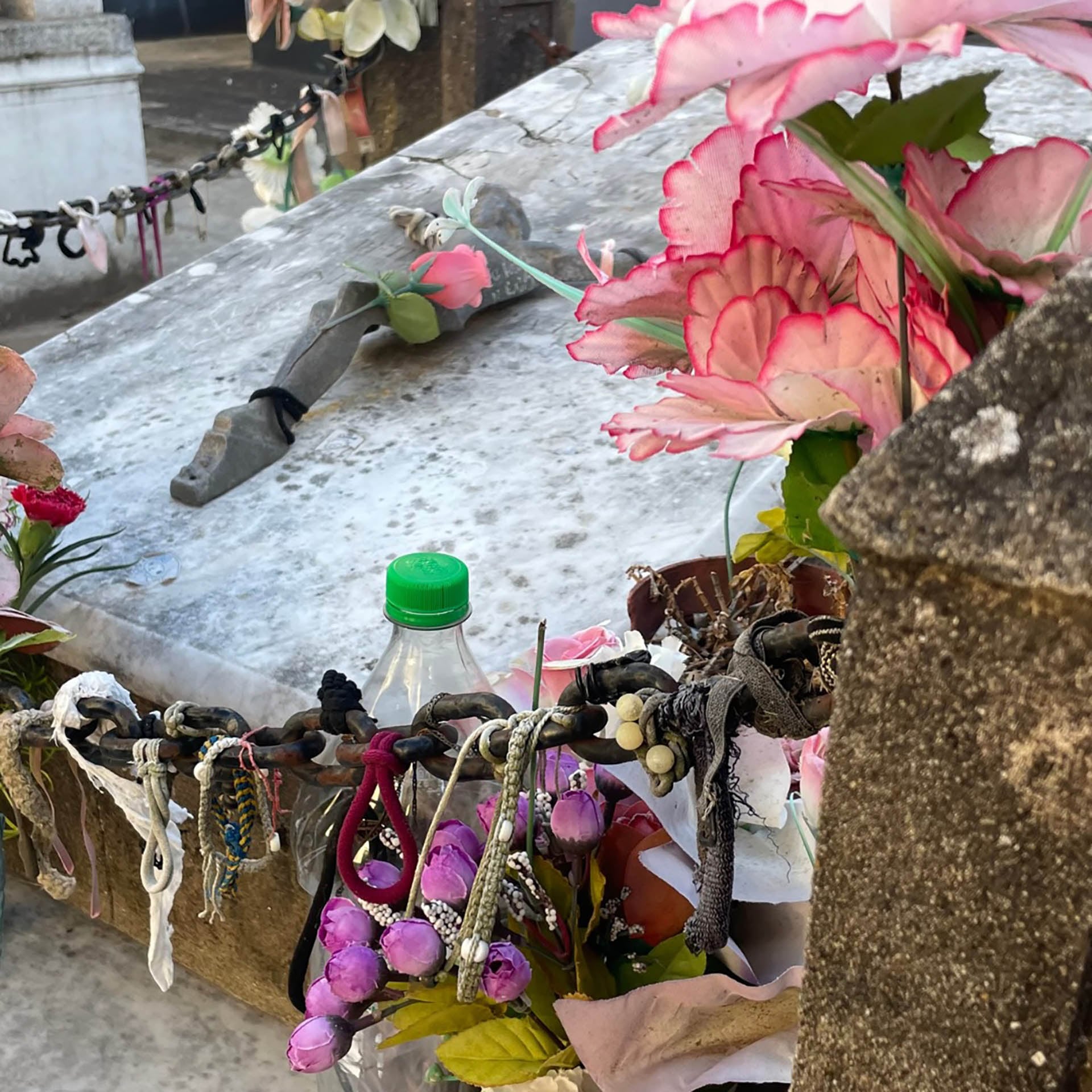 Todos los 15 de septiembre, cientos de personas se acercan a la tumba de Bertha Smith para dejar pequeñas ofrendas y pedir por amor, según cuenta la tradición popular