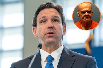 Retrato de Ron DeSantis junto a un micrófono, con una imagen circular superpuesta de un preso con uniforme de color naranja