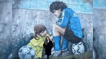 Dalma Maradona, y detrás el