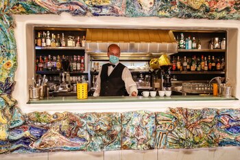 Un camarero prepara un café