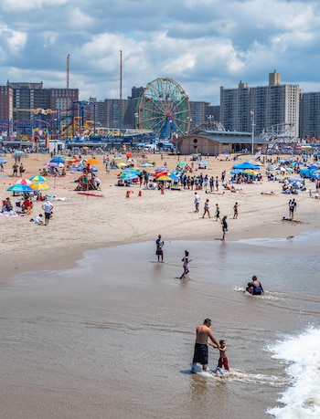 Según el Departamento de Parques, unas 370 personas estarán destinadas a la vigilancia de las playas durante el fin de semana de apertura, frente a las 280 registradas en la misma fecha del año pasado. Foto: Pixabay