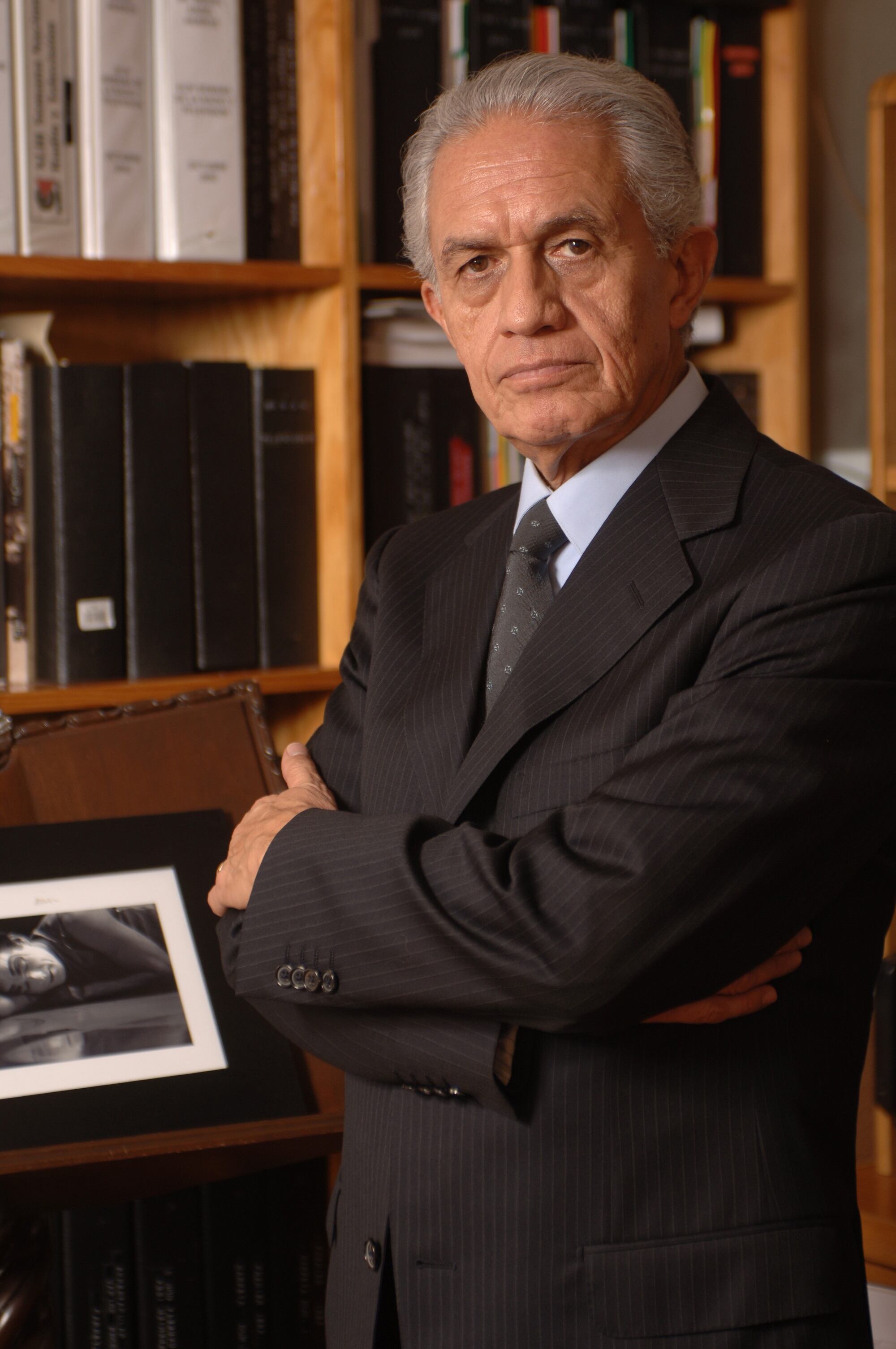 Miguel Ángel Herros solicitaría al equipo de escritores adaptar la relación entre Flores y Salazar en el programa televisivo.(Foto: Televisa)