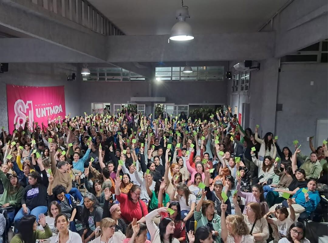 Asamblea del sindicato de maestros del Uruguay tras agresión en patota en una escuela (@ademu.montevideo)