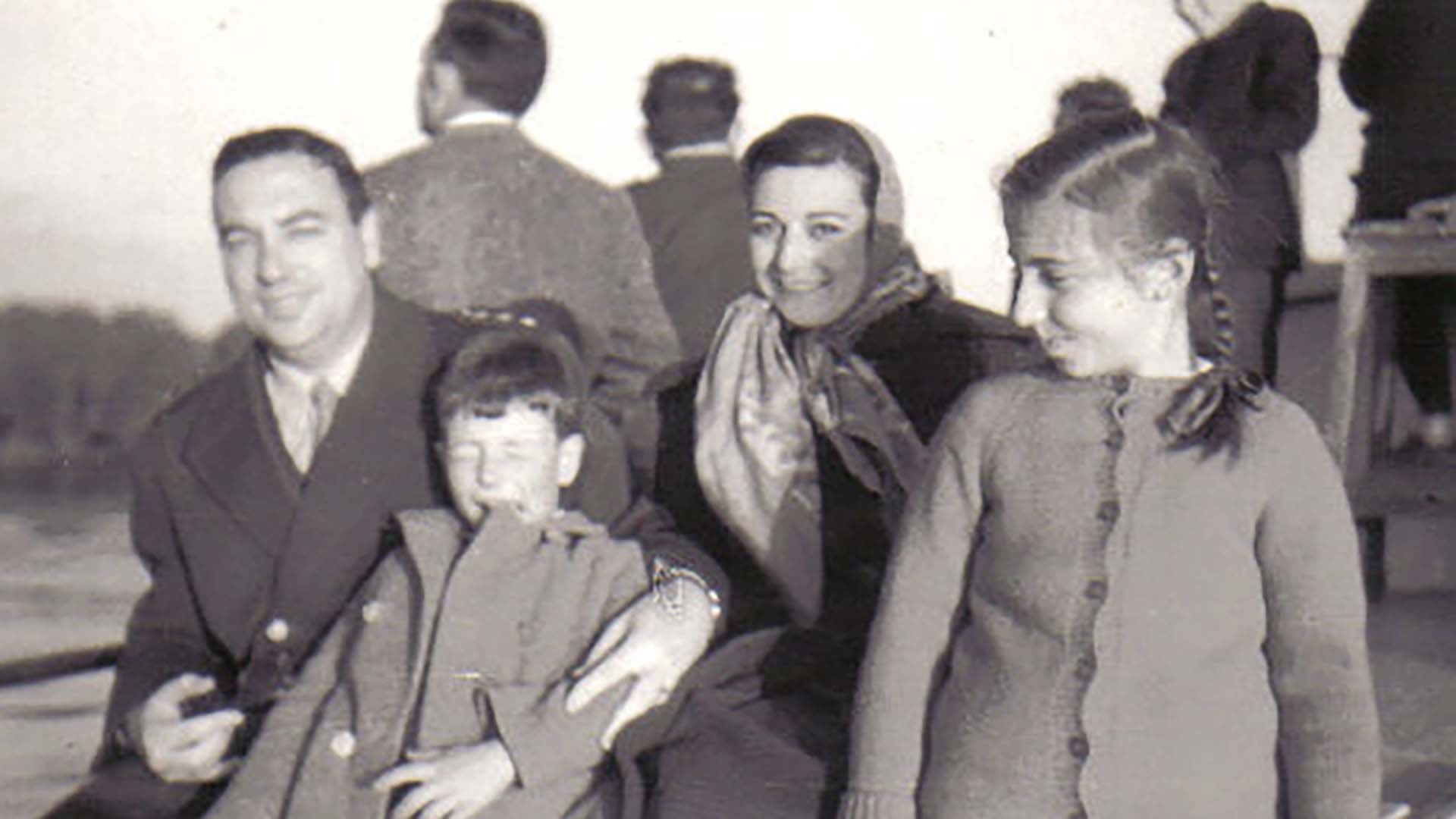 Argentino del Valle Larrabure junto a su familia