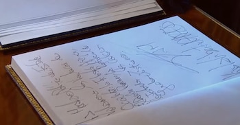 O presidente assinou o livro