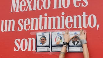 Organizan pega de carteles de personas desaparecidas y de narcopolíticos el día de la inauguración del Mundial 2026