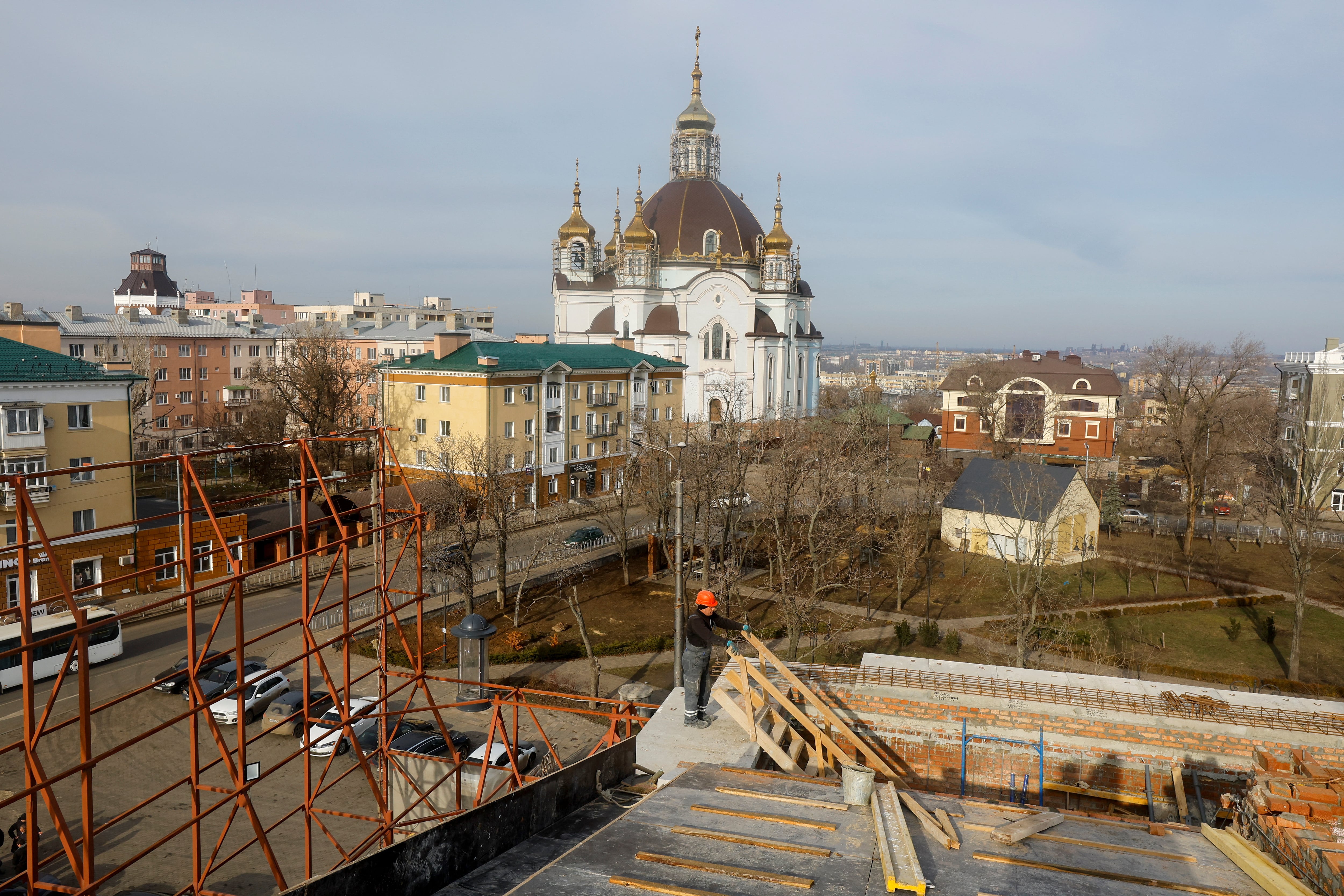 Un trabajador participa en la reconstrucción de un teatro, destruido durante el conflicto ruso-ucraniano y actualmente en proceso de reconstrucción, en Mariúpol, región de Ucrania controlada por Rusia, el 31 de enero de 2025 (REUTERS/Alexander Ermochenko)