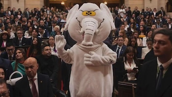 Senador apareció vestido como ‘elefante blanco’ en la instalación del Congreso para denunciar las obras inconclusas: “Hasta que les dé miedo robar”