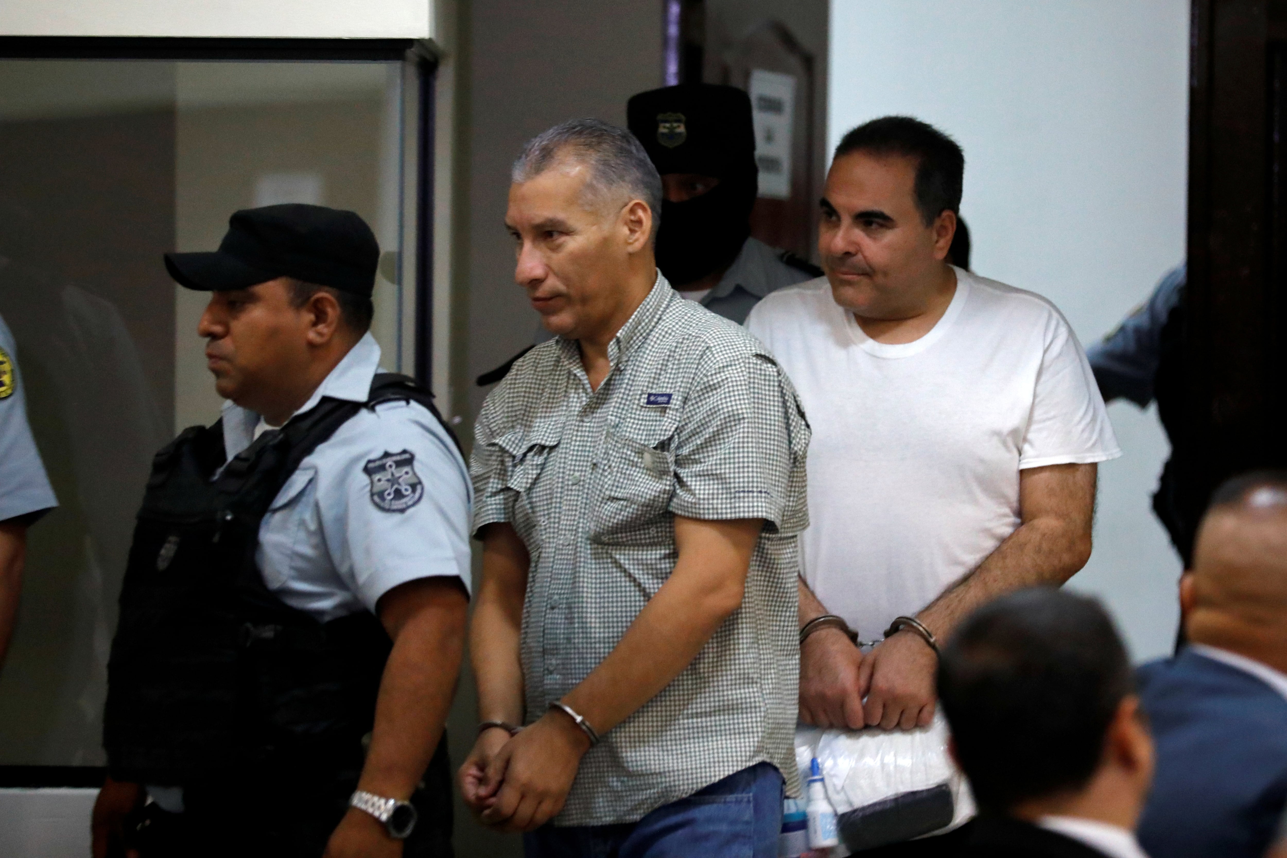 FOTO DE ARCHIVO: El expresidente de El Salvador, Elías Antonio Saca, llega a una audiencia sobre nuevos cargos de corrupción en San Salvador, El Salvador, el 26 de marzo de 2018. REUTERS/Jose Cabezas/Foto de archivo
