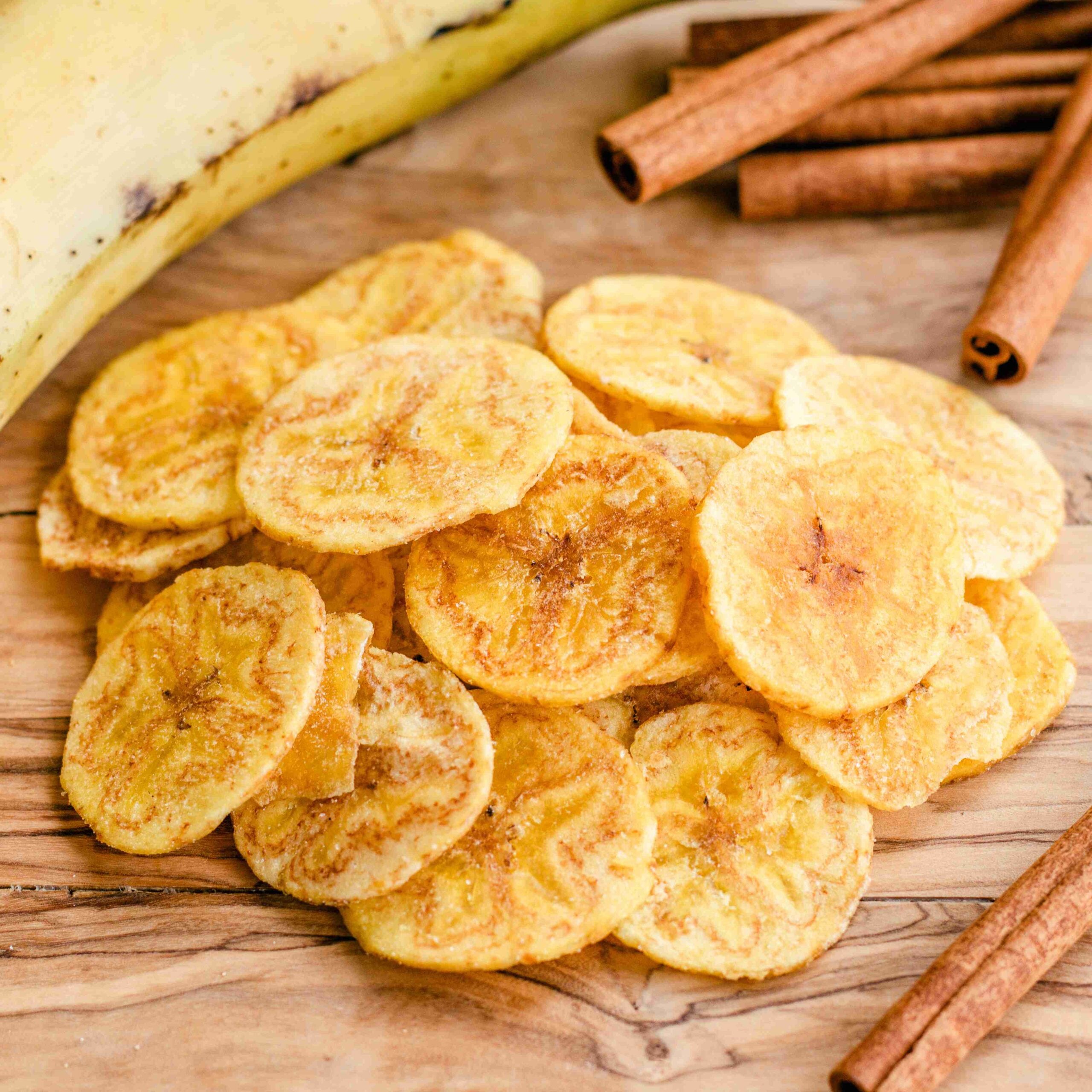 Los chips de plátano y las palomitas de maíz al aire destacan como tentempiés recomendados por cardiólogos para aumentar la saciedad sin grasas saturadas (crédito Common Threads)