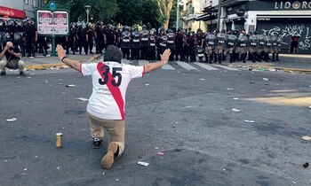 Los incidentes en la Superfinal frustrada del 24 de noviembre entre River y Boca (Ivan PISARENKO / AFP)