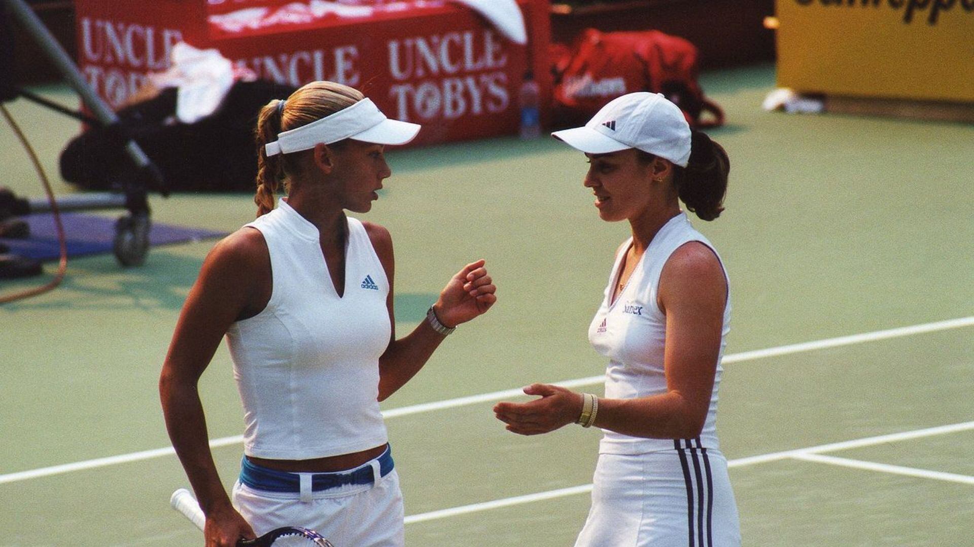 Anna Kournikova junto a Martina Hingis en un encuentro de tenis en el 2002 (foto: Wikipedia)