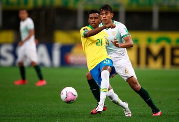 El jugador Rodrygo (i) de Brasil disputa el balón con José Sagredo (d) de Bolivia durante un partido por las Eliminatorias Sudamericanas para el Mundial Catar 2022, en el estadio Arena de Sao Paulo, en Sao Paulo (Brasil). EFE/Buda Mendes