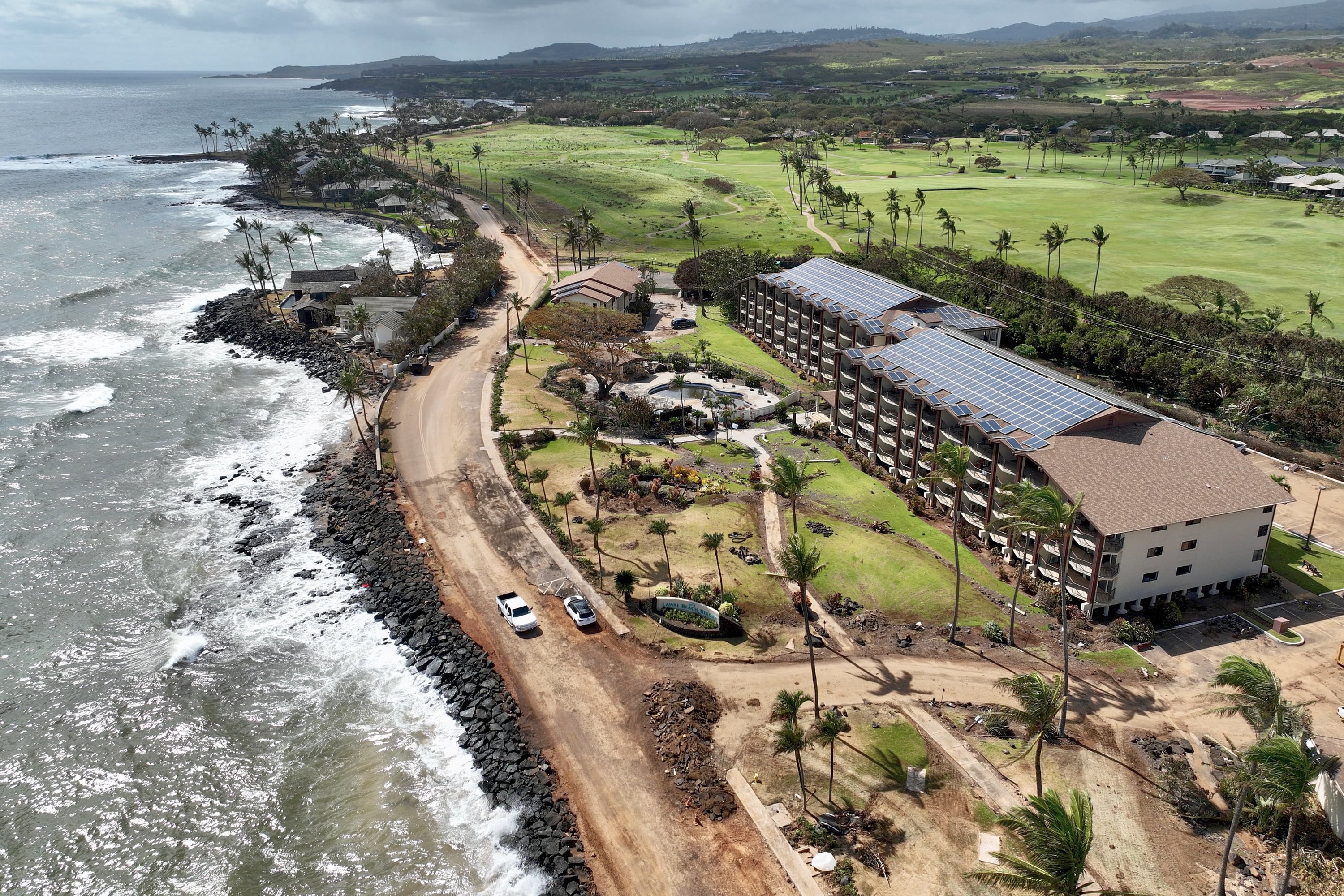 El Gobierno de Hawái pidió a los viajeros con planes de ir a Kauai que confirmen vuelos y alojamientos antes de viajar después del huracán Lowell. (Nathan Eagle/Honolulu Civil Beat vía AP)