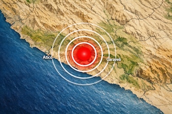 Mapa físico de la región de Arequipa, Perú, con enfoque en Atico y Caravelí. Un círculo rojo y ondas blancas marcan el epicentro de un sismo sobre la tierra y el mar.