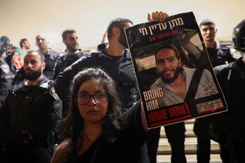 Un manifestante sostiene un cartel