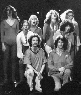 El elenco origina de Aquí no podemos hacerlo, que integraban entre otros Sandra Mihanovich, Ana María Cores, Graciela Pal y Dalma Milevos