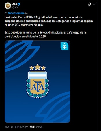 Screenshot de un tuit de AFA con su logo. El texto anuncia la suspensión de partidos. El logo muestra el escudo AFA con tres estrellas sobre fondo azul