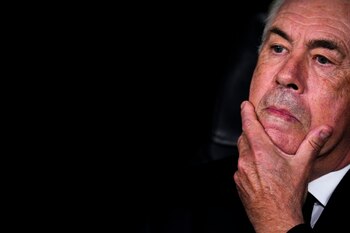 El italiano Carlo Ancelotti, técnico del Real Madrid, se sienta en el banquillo antes del encuentro de la Liga de Campeones ante Borussia Dortmund en el estadio Santiago Bernabéu, el martes 22 de octubre de 2024. (Manu Fernández / AP)