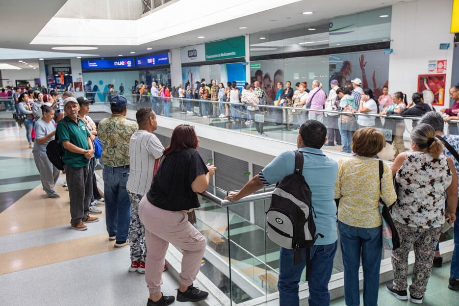 El candidato plantea un plan de emergencia en sus primeros 100 días de gobierno para reducir las filas por medicamentos y agilizar servicios médicos - crédito Colprensa