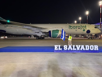 La nueva ruta de Iberojet incorporó por primera vez a Barcelona como destino sin escalas desde El Salvador. (Infobae / Henry Heredia)