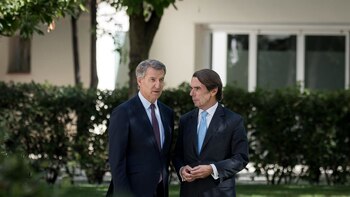 Aznar pide "cabeza fría" porque vienen "aguas turbulentas" en el final de Sánchez y reclama apoyo para Feijóo