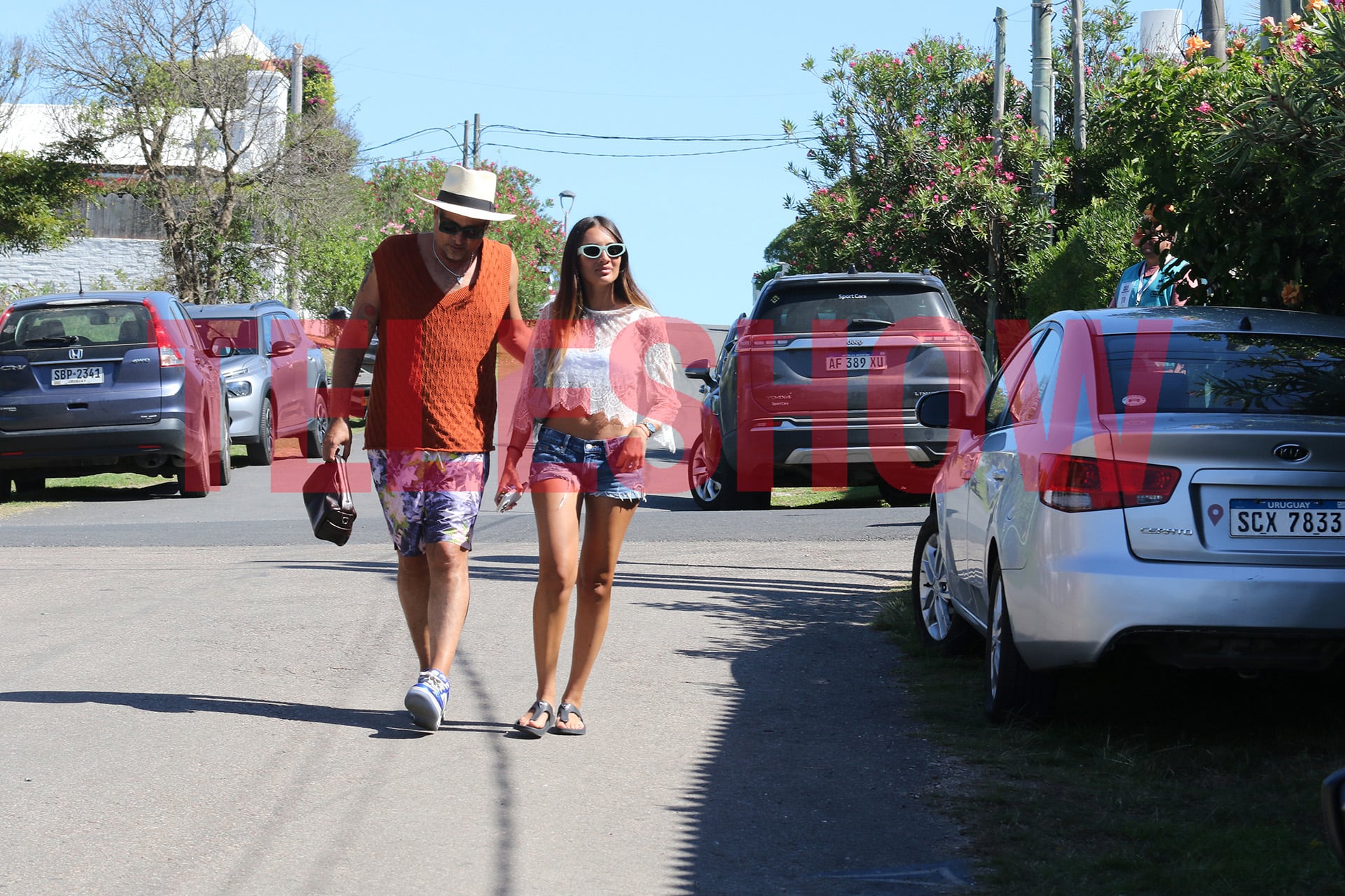 Luego de su almuerzo, Chano y Tami realizaron una caminata ente los autos estacionados