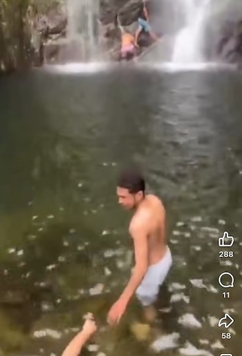 Últimos momentos de vida de Abraham Gil cuando se iba a sumergir en el pozo - crédito Redes sociales