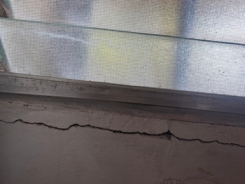 Una pequeña rajadura en la vivienda quedó como una huella del paso del terremoto de 7.5 grados que impactó a Panamá. (JCA)