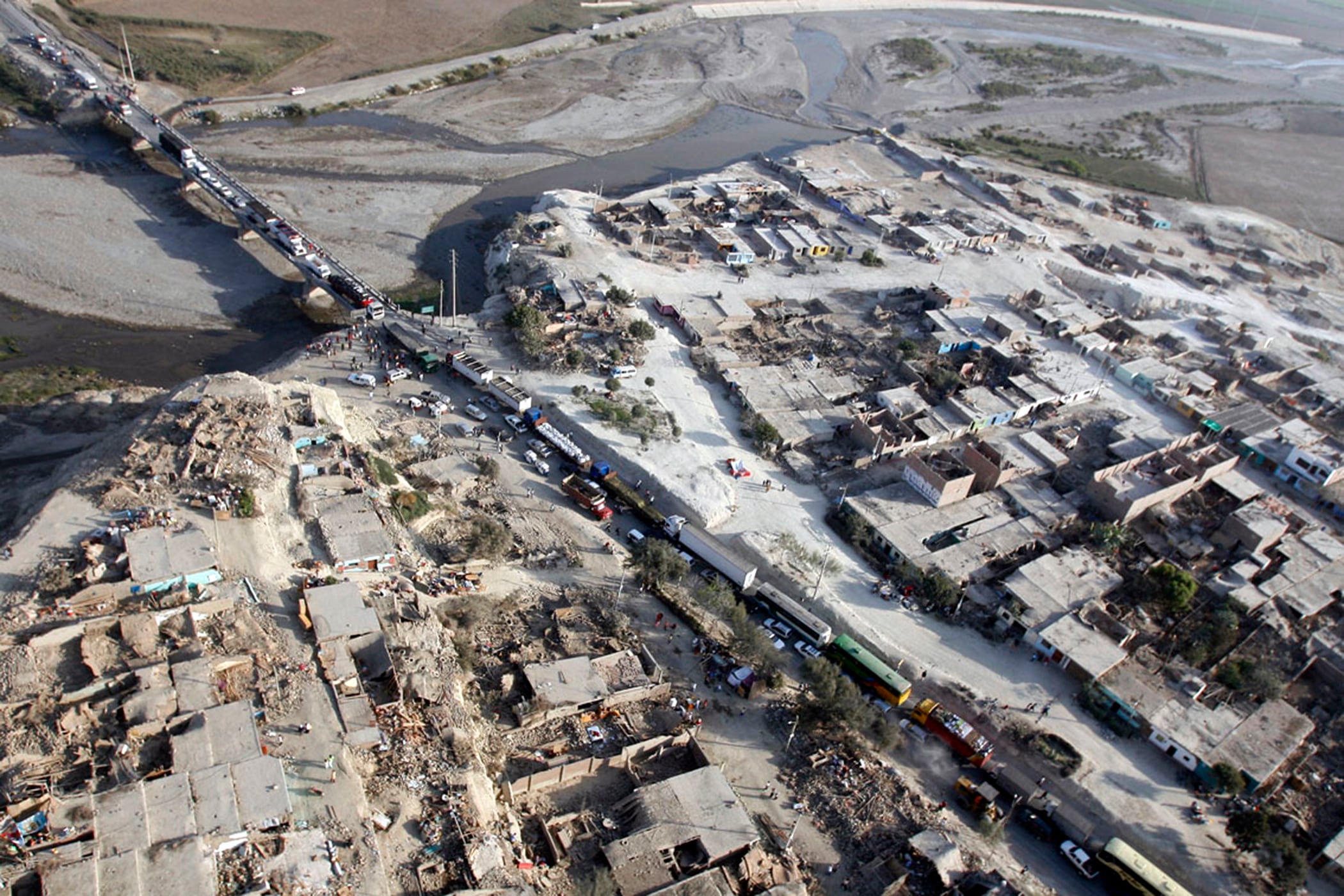Aerial view of the South Panamericana road jammed with vehicles trying to continue towards Ica and Pisco, Peru, on August 16th, 2007. - A strong earthquake 17 August 2007, rattled the southern Peruvian region devastated by a powerful quake earlier in the week, triggering panic in the hardest hit town of Pisco. (Photo by ALBERTO ORBEGOSO / APN / AFP)