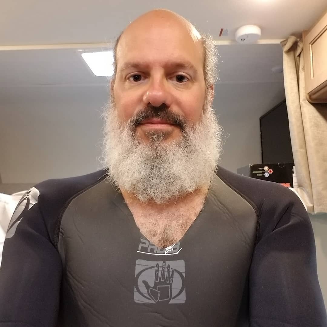 La visión de David Cross defendió la diversidad y criticó la polarización, invitando a repensar los criterios de inclusión y censura en el humor actual (Instagram/@davidcrossofficial)