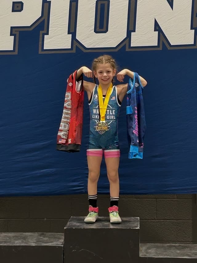 Lucy ya ha establecido récords juveniles en powerlifting durante su primer año en el deporte. (Redes sociales/Lucy Milgrim)