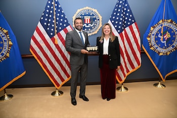 Imagen oficial del encuentro de la fiscal colombiana con el director del FBI Kash Patel, compartida por el funcionario en su cuenta de X - crédito @FBIDirectorKash/X