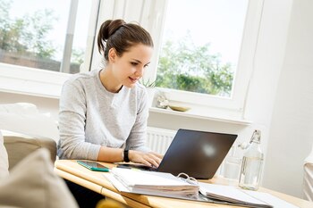 ARCHIVO - Muchos empleados logran