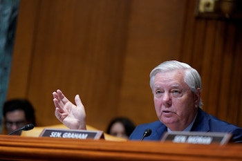 En octubre, el senador Lindsey Graham, republicano por Carolina del Sur, propuso una enmienda constitucional para forzar a los miembros del Congreso a renunciar a sus ingresos durante los cierres
U.S., June 11, 2025. REUTERS/Elizabeth Frantz