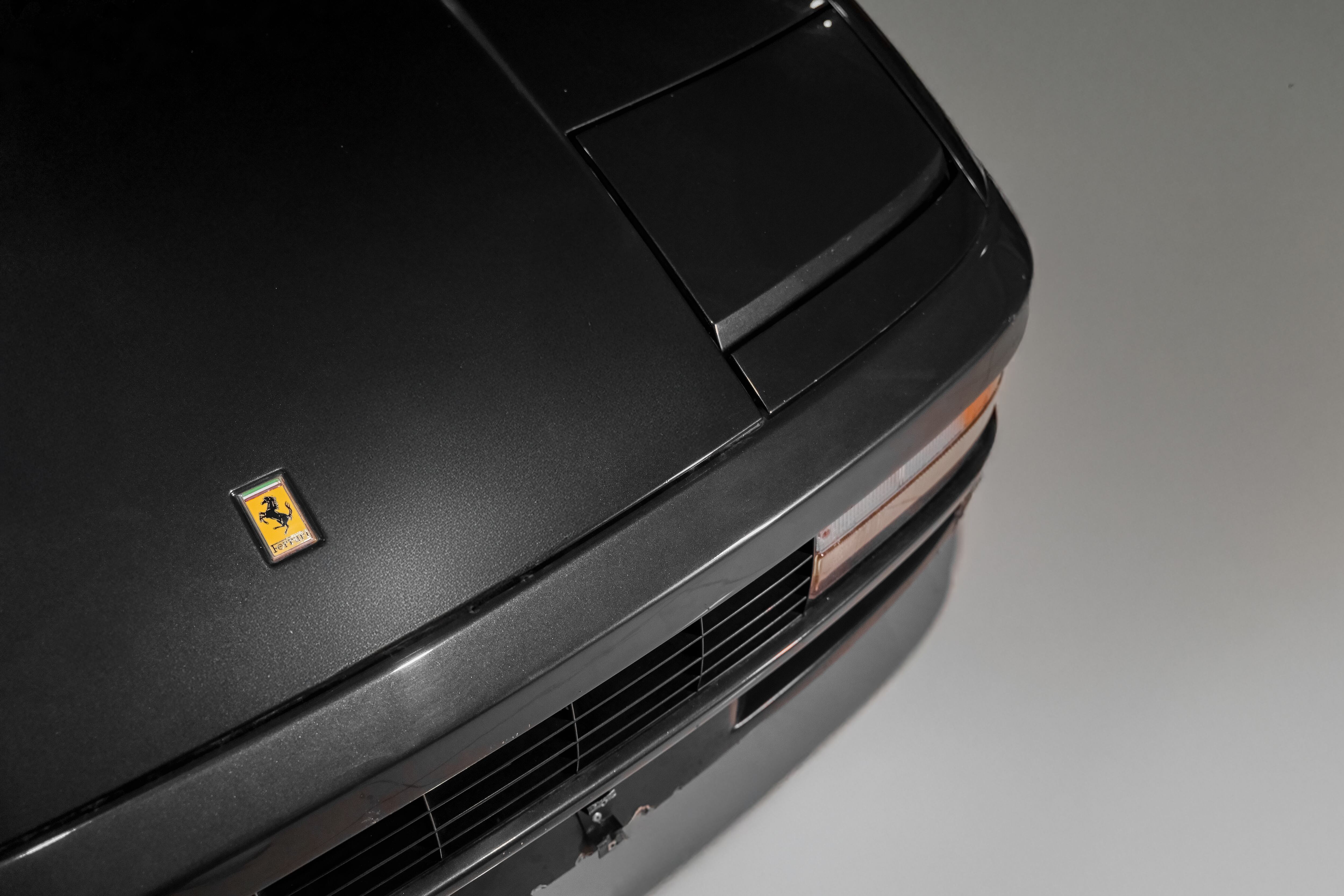 La parte delantera de la Testarrosa negra