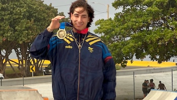 Jhancarlos González, primer representante de Colombia en el skateboarding olímpico, se colgó la medalla de oro en los Juegos Centroamericanos y del Caribe - crédito Comité Olímpico Colombiano