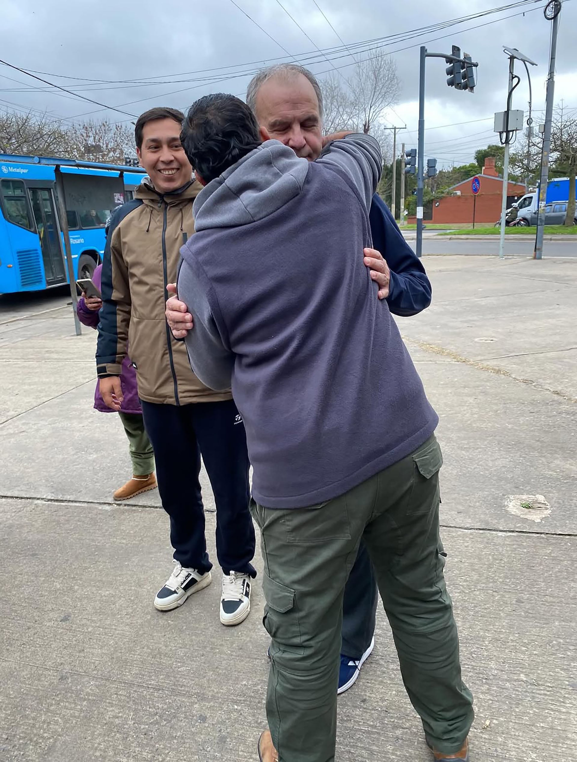 Marcelo Bielsa abraza a un hincha en la calle, tras un encuentro en un cajero automático.