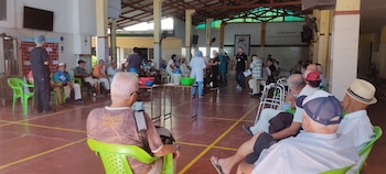 Los funcionarios del asilo ayudaron