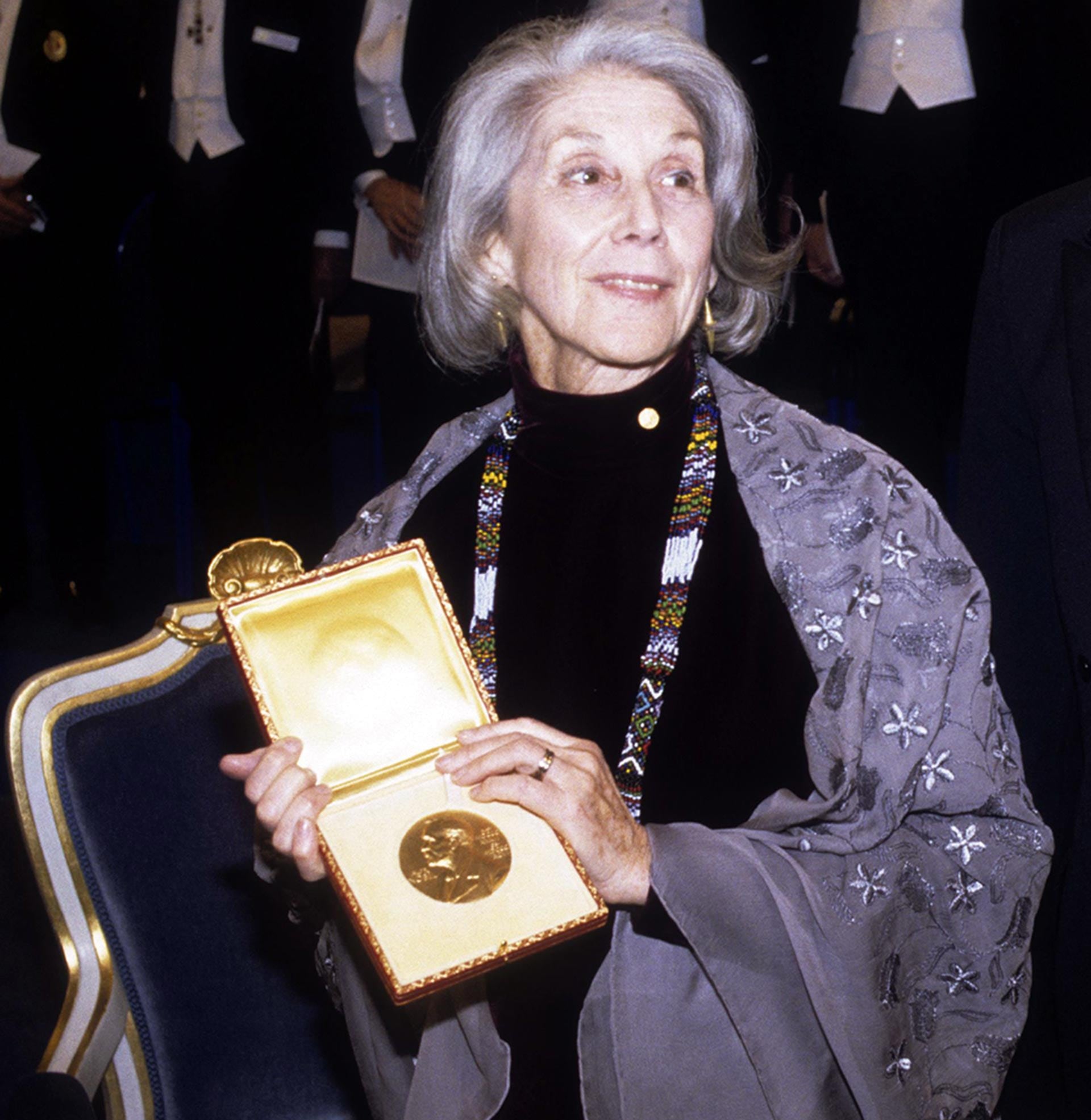 Nadine Gordimer recibiendo el Nobel de Literatura en 1991 (Crédito: Shutterstock)