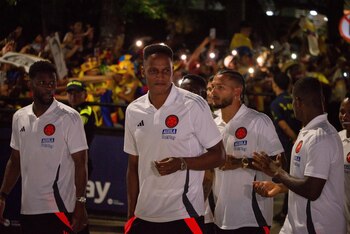Cientos de hinchas acompañaron al equipo en Barranquilla horas antes de jugarse parte de la clasificación al Mundial de 2026 ante Perú - crédito @RTVCco/X